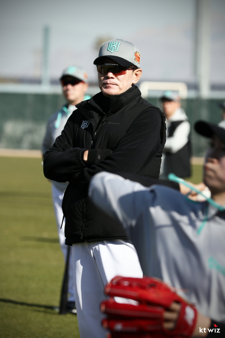 [서울=뉴시스] 1일(현지시간) 미국 애리조나 키노 스포츠콤플렉스에서 열린 스프링캠프에서 이강철 KT위즈 감독이 선수단 훈련을 지켜보고 있다. (사진=KT위즈 제공) 2023.02.02. photo@newsis.com *재판매 및 DB 금지