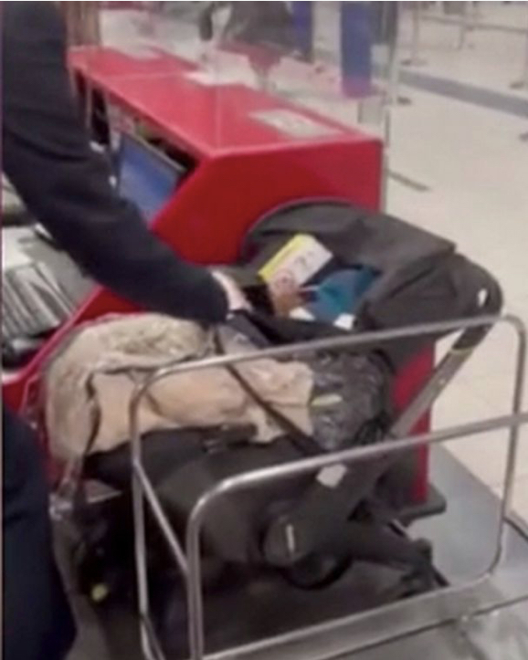 [서울=뉴시스] 아이의 비행기 좌석을 따로 구입해야 한다는 지적에 벨기에 국적의 한 커플이 공항 탑승 수속대에 아기를 두고 갔다고 1일(현지시간) 미러, CNN 등 외신이 보도했다. <출처 : 미러 홈페이지 캡처> 2023.02.02. *재판매 및 DB 금지