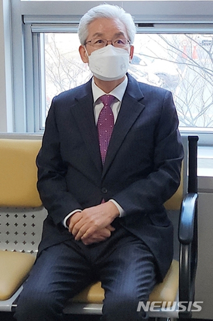 [청주=뉴시스] 조성현 기자 = 공직선거법 위반 혐의로 1심에서 징역 2년형을 선고 받은 더불어민주당 정정순 전 국회의원이 2일 오후 충북 청주시 서원구 청주지방법원에서 열린 2심 선고 공판에 출석하기 위해 법정 앞에서 대기하고 있다. 2023.02.02. jsh0128@newsis.com 