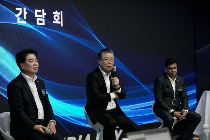 [군산=뉴시스] 김방신 타타대우상용차 대표이사(가운데)가 2일 전북 군산 본사에서 열린 2023 더쎈 미디어데이 및 최고경영자 간담회에서 1톤 전기트럭 출시 계획을 발표하고 있다. 왼쪽부터 김정우 타타대우상용차판매 대표, 김 사장, 기리시 와그 타타모터스 사장 (사진=타타대우상용차 제공) 2022.02.02 photo@newsis.com *재판매 및 DB 금지