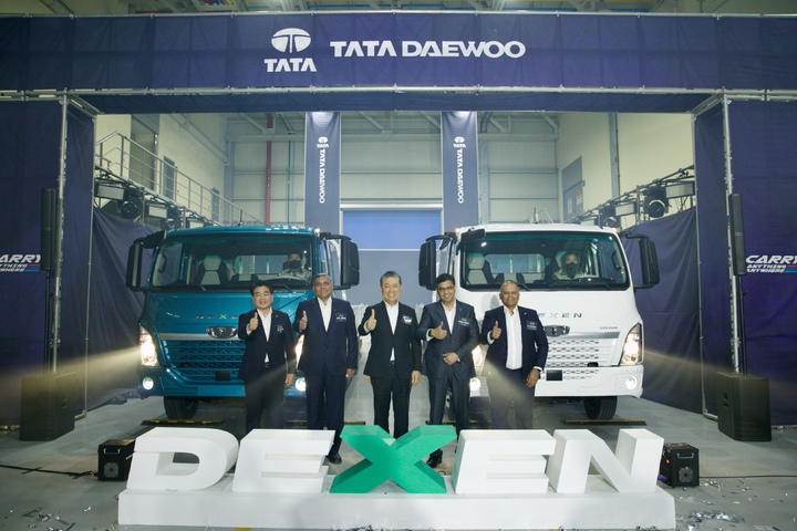 [군산=뉴시스] 타타대우상용차에서 새롭게 출시한 준중형트럭 2023더쎈. 좌측부터 김정우 타타대우상용차판매 대표, 아닐 신하 타타대우상용차 부사장, 김방신 타타대우상용차 대표이사, 기리시 와그 타타모터스 사장 G.V.라마난 타타모터스 CFO. (사진=타타대우상용차 제공) 2022.02.02 photo@newsis.com *재판매 및 DB 금지