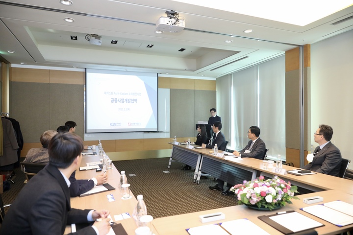 【세종=뉴시스】이영찬 동서발전 부사장과 은상표 남동발전 신사업 부사장은 2일 서울 여의도 메리어트 호텔에서 229MW 파키스탄 아스릿-케담(Asrit-Kedam) 수력발전사업 공동개발을 위한 협약식을 진행했다.(사진=한국동서발전 제공) *재판매 및 DB 금지