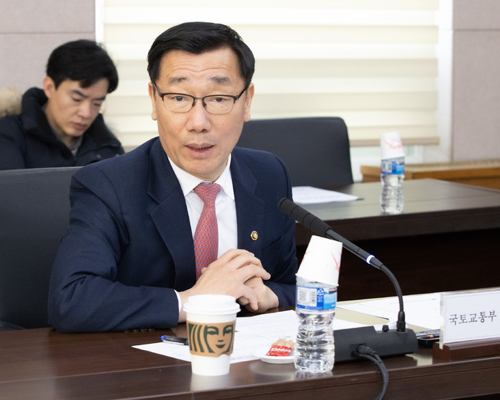 어명소 국토교통부 제2차관이 2일 전국버스연합회, 6개 시외버스조합, 고속버스조합, 전국터미널사업자협회 등 버스업계 간담회를 열고 "조속한 정상화를 위해 함께 지원방안을 강구하겠다"고 밝혔다.&nbsp; *재판매 및 DB 금지