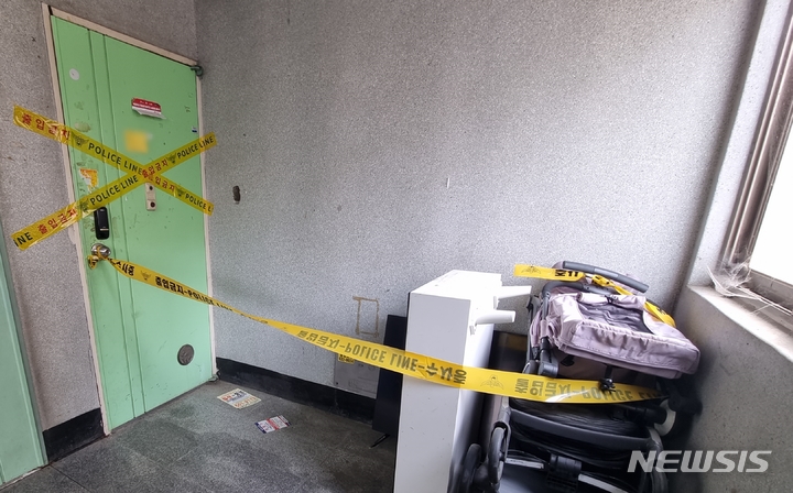 [인천=뉴시스] 김동영 기자 = 2일 오후 인천 미추홀구 한 빌라 현관문에 수도 요금 미납 안내문이 붙어있다. 이날 이 세대에서는 A(2)군이 숨진 채 발견됐다. 2023.02.02. dy0121@newsis.com 