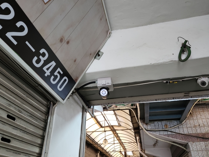 [울산=뉴시스]울산 남구 삼산현대시장에 설치된 화재 감지 및 방범용 CCTV. (사진=울산 남구 제공) photo@newsis.com *재판매 및 DB 금지