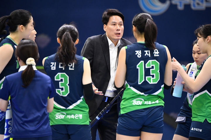 [서울=뉴시스]현대건설 강성형 감독. 2023.02.02. (사진=한국배구연맹 제공) *재판매 및 DB 금지