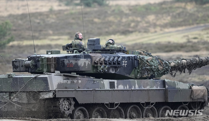 [아우구스트도르프=AP/뉴시스] 보리스 피스토리우스 독일 국방장관이 1일(현지시간) 아우구스트도르프의 전차대대를 방문해 레오파르트2 전차가 기동 화력 시범을 보이고 있다. 피스토리우스 장관은 레오파르트2 전차 14대를 우크라이나에 제공하기로 한 이후 레오파르트2A6 주력 전차의 주요 성능을 점검했다. 2023.02.02.