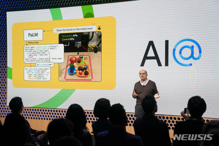 [ 뉴욕= AP/뉴시스] 구글연구소의 주빈 가라마니 부사장이 2022년 11월 2일 뉴욕의 한 행사장에서 구글 AI@에 대해 설명하고 있다. WHO는 의료용 AI의 개발과 사용에 철저한 감독과 연습, 신중한 적용을 하도록 하는 지침을 5월 16일 발표했다.&nbsp;&nbsp; 