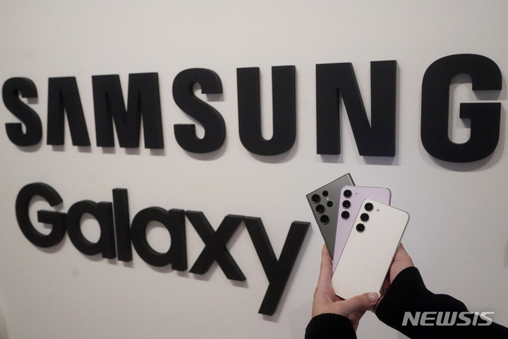 [샌프란시스코=AP/뉴시스]삼성 갤럭시 S23 울트라폰. 2023.01.31
