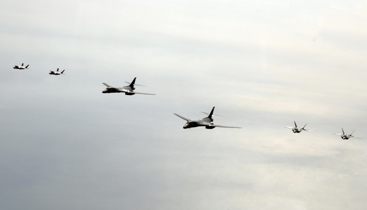 [서울=뉴시스] 한미 공군이 1일 서해 상공에서 우리 측 F-35A 전투기와 미측의 B-1B 전략폭격기 및 F-22·F-35B 전투기로 연합공중훈련을 시행하고 있다. (사진=공군 제공) 2023.02.02. photo@newsis.com *재판매 및 DB 금지