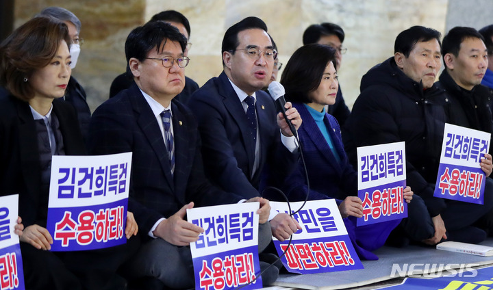 [서울=뉴시스] 추상철 기자 = 박홍근 더불어민주당 원내대표가 2일 오전 서울 여의도 국회에서 '김건희 특검 및 10.29 참사 책임자 파면' 촉구 농성장을 격려 방문해 발언하고 있다. 2023.02.02. scchoo@newsis.com