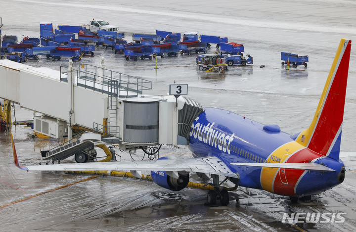 [댈러스( 미 텍사스주)=AP/뉴시스] 텍사스주 댈러스 공항의 사우스웨스트 항공기가 2월 1일 겨울 폭풍에 대비해 계류장에 멈춰 서 있다. 오스틴의 공항에서는 4일 페덱스화물기와 사우스웨스트 항공기가 이착륙 신호의 혼란으로 충돌할 뻔 했지만 사고를 모면했다.&nbsp; 