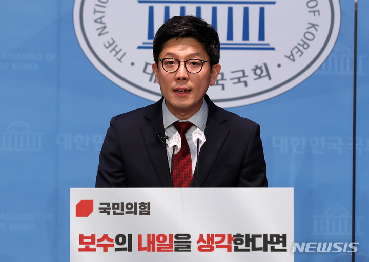 [서울=뉴시스] 이영환 기자 = 김병민 국민의힘 전 비상대책위원이 2일 오전 서울 여의도 국회 소통관에서 최고위원 출마 선언 기자회견을 하고 있다. 2023.02.02. 20hwan@newsis.com