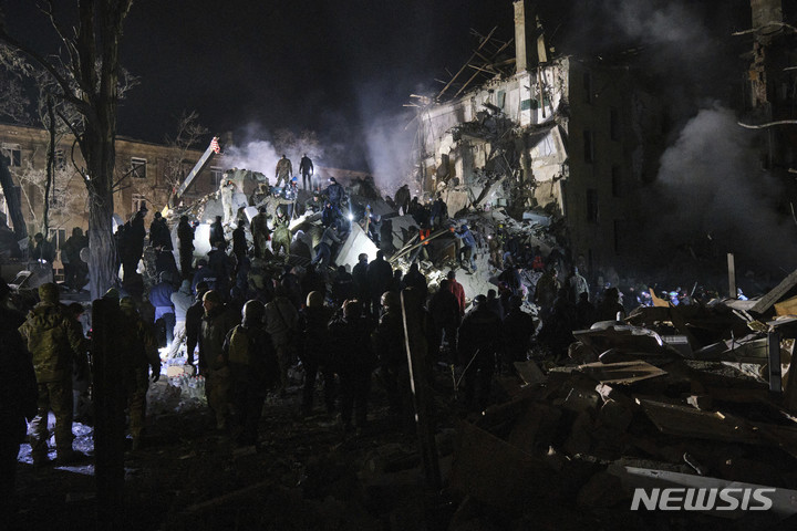 [크라마토르스크=AP/뉴시스] 2일(현지시간) 우크라이나 도네츠크주 크라마토르스크에서 긴급 구조대와 주민들이 러시아의 로켓 공격으로 파괴된 아파트 건물 잔해를 치우고 있다. 현지 당국은 1일 밤 이 아파트에 미사일이 떨어져 최소 3명이 숨지고 21명이 다쳤다고 밝혔다. 2023.02.02.
