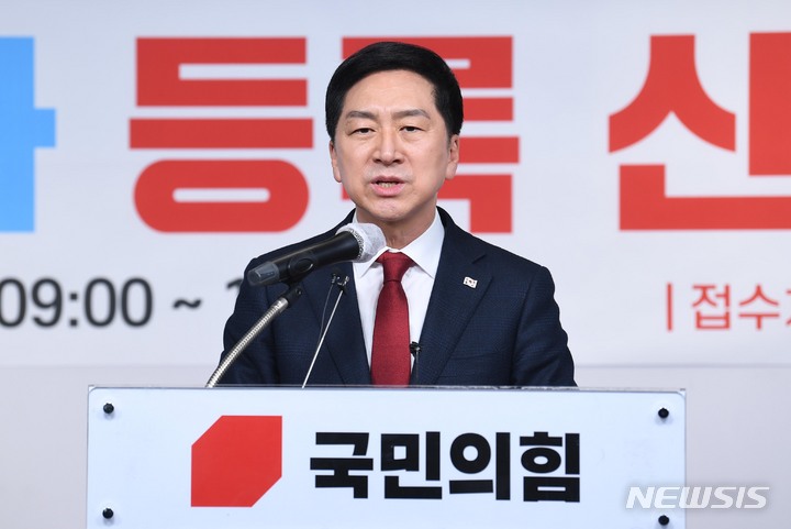 [서울=뉴시스] 고범준 기자 = 국민의힘 당권주자인 김기현 의원이 2일 오전 서울 여의도 국민의힘 중앙당사에서 당대표 선거 후보자 등록을 마친 뒤 입장을 밝히고 있다. (공동취재사진) 2023.02.02. photo@newsis.com
