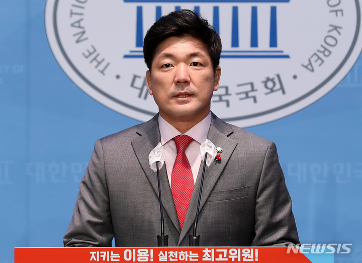 [서울=뉴시스] 이영환 기자 = 이용 국민의힘 의원이 2일 오전 서울 여의도 국회 소통관에서 최고위원 출마 선언 기자회견을 하고 있다. 2023.02.02. 20hwan@newsis.com