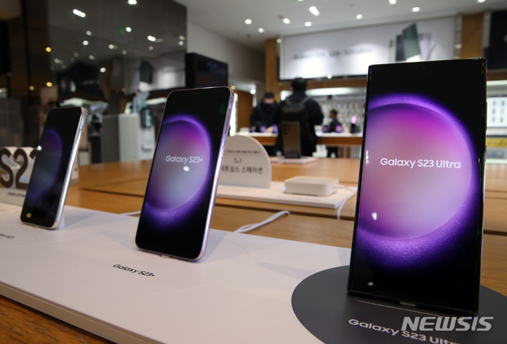 [서울=뉴시스] 고승민 기자 = 삼성전자가 미국에서 갤럭시 언팩 2023 행사를 열고 갤럭시 S23 시리즈를 공개한 2일 오전 서울 삼성전자 서초사옥 딜라이트샵에서 갤럭시 S23 시리즈가 공개되고 있다. 2023.02.02. kkssmm99@newsis.com