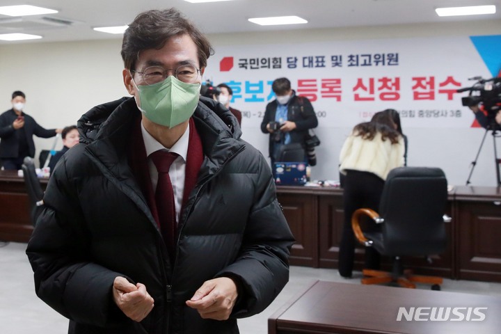 [서울=뉴시스] 고범준 기자 = 국민의힘 당권주자인 조경태 의원이 2일 오전 서울 여의도 중앙당사에서 당대표 후보 등록을 마치고 나서고 있다. (공동취재사진) 2023.02.02. photo@newsis.com