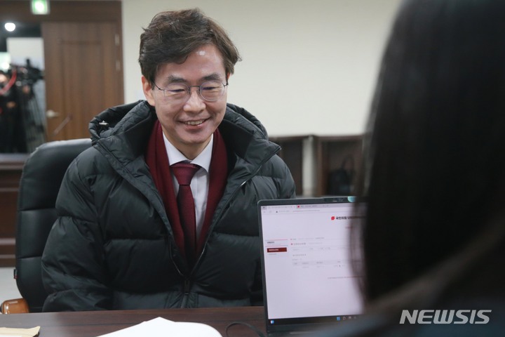 [서울=뉴시스] 고범준 기자 = 국민의힘 당권주자인 조경태 의원이 2일 오전 서울 여의도 중앙당사에서 당대표 후보 등록을 하고 있다. (공동취재사진) 2023.02.02. photo@newsis.com