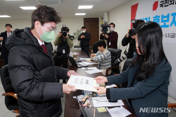 [서울=뉴시스] 고범준 기자 = 국민의힘 당권주자인 조경태 의원이 2일 오전 서울 여의도 중앙당사에서 당대표 후보 등록을 하고 있다. (공동취재사진) 2023.02.02. photo@newsis.com