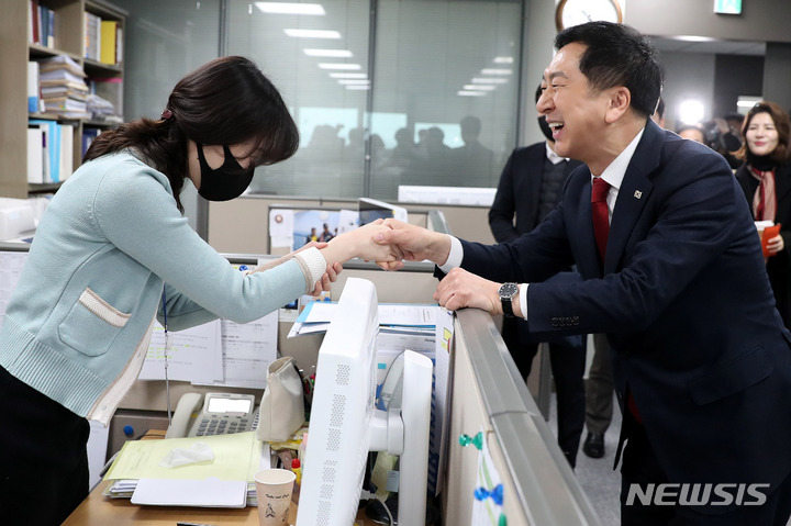 [서울=뉴시스] 추상철 기자 = 김기현 국민의힘 당대표 후보가 2일 오전 서울 여의도 국회 의원회관에서 각 의원실을 찾아 보좌관과 인사를 하고 있다. 2023.02.02. scchoo@newsis.com