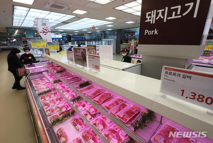 [서울=뉴시스] 김금보 기자 = 2일 서울 시내 한 대형마트 축산물코너에 돼지고기가 진열돼 있다. 1월 소비자 물가 상승률이 5.2%를 기록, 9개월 연속 5%를 웃도는 상승률을 이어가고 있다. 농산물 가격은 지난 12월에 비해 6.2%, 축산물은 전년동월에 비해 0.6%, 공업제품은 6.0% 상승했다. 이 중 빵(14.8%), 스낵 과자(14.0%) 등 가공식품 물가가 10.3% 올랐다. 2023.02.02. kgb@newsis.com