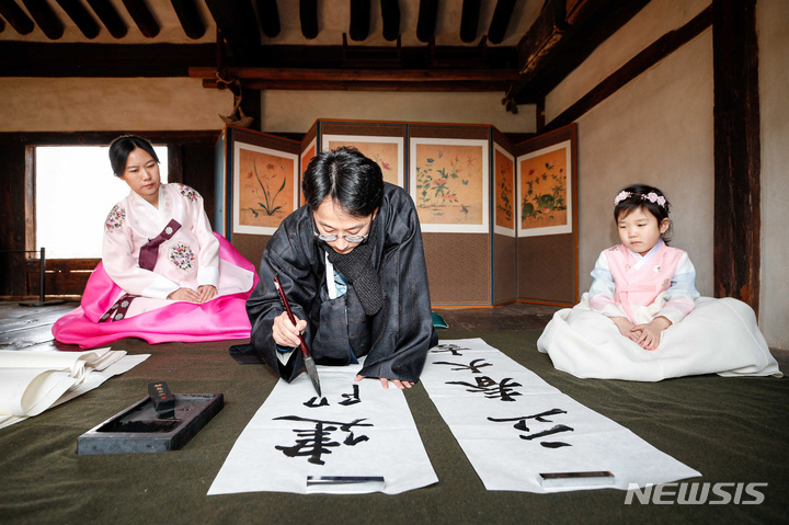 [서울=뉴시스] 김진아 기자 = 절기상 입춘(立春)을 이틀 앞둔 2일 오전 서울 종로구 국립민속박물관 오촌댁에서 박진우 서예가가 입춘첩을 쓰고 있다. (공동취재사진) 2023.02.02. bluesda@newsis.com