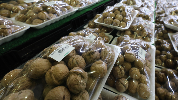 [서울=뉴시스] 김금보 기자 = 입춘과 정월 대보름을 앞둔 2일 서울 시내 한 대형마트에 부럼 견과류가 진열돼 있다. 2023.02.02. kgb@newsis.com