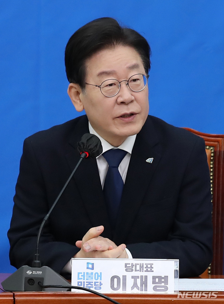 [서울=뉴시스] 이영환 기자 = 이재명 더불어민주당 대표가 2일 오전 서울 여의도 국회에서 열린 초저출생·인구위기대책위원회 출범식에서 인사말을 하고 있다. 2023.02.02. 20hwan@newsis.com