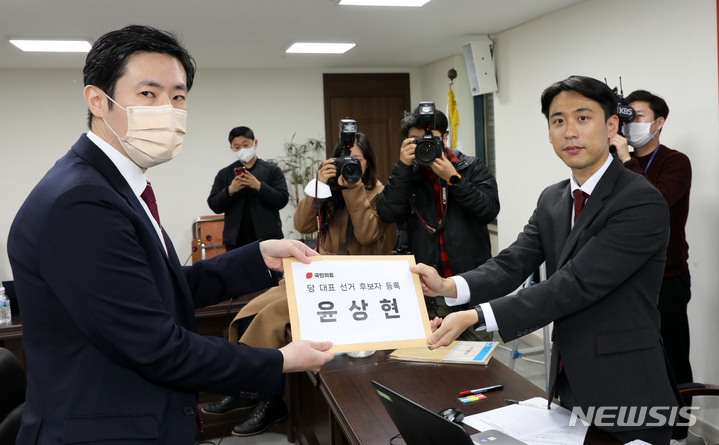 [서울=뉴시스] 고범준 기자 = 국민의힘 당권 주자인 윤상현 의원 대리인이 2일 오전 서울 영등포구 여의도 국민의힘 당사에서 당 대표 선거 후보자 등록을 하고 있다. 2023.02.02. bjko@newsis.com