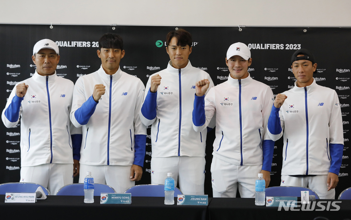 [서울=뉴시스] 고승민 기자 = 2일 서울 올림픽공원 실내테니스경기장에서 열린 데이비스컵 테니스대회 대한민국 선수단 기자회견에서 박승규 감독과 선수들이 기념촬영하고 있다. 왼쪽부터 박승규 감독, 송민규, 남지성, 권순우, 홍성찬. 2023.02.02. kkssmm99@newsis.com
