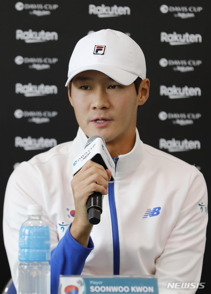 [서울=뉴시스] 고승민 기자 = 2일 서울 올림픽공원 실내테니스경기장에서 열린 데이비스컵 테니스대회 대한민국 선수단 기자회견에서 권순우 선수가 취재진 질문에 답하고 있다. 2023.02.02. kkssmm99@newsis.com