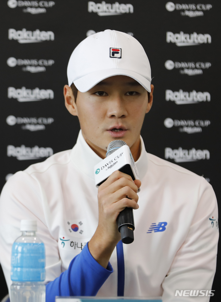 [서울=뉴시스] 고승민 기자 = 2일 서울 올림픽공원 실내테니스경기장에서 열린 데이비스컵 테니스대회 대한민국 선수단 기자회견에서 권순우 선수가 취재진 질문에 답하고 있다. 2023.02.02. kkssmm99@newsis.com