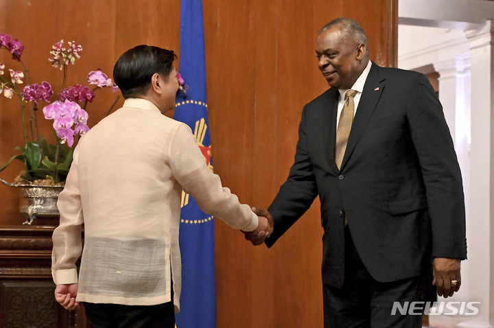 [마닐라=AP/뉴시스] 로이드 오스틴(오른쪽) 미 국방장관이 2일(현지시간) 필리핀 마닐라의 대통령궁을 예방해 페르디난드 마르코스 주니어 필리핀 대통령과 악수하고 있다. 2023.02.02.