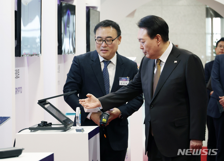 [서울=뉴시스] 홍효식 기자 = 윤석열 대통령이 2일 서울 용산 대통령실 청사에서 열린 국제전자제품박람회(CES) 디지털 기술혁신 기업인과의 오찬 간담회에 앞서 2023 CES 최고 혁신상을 수상한 '그래핀스퀘어' 부스를 방문해 그래피 소재 가상 벽난로를 살펴보고 있다. 그래핀 라디에이터는 그래핀 소재로 열을 생성하는 가상 벽난로로 적은 공간과 최대 30% 적은 에너지로 열을 효율적으로 생성한다. (대통령실통신사진기자단) 2023.02.02. yesphoto@newsis.com