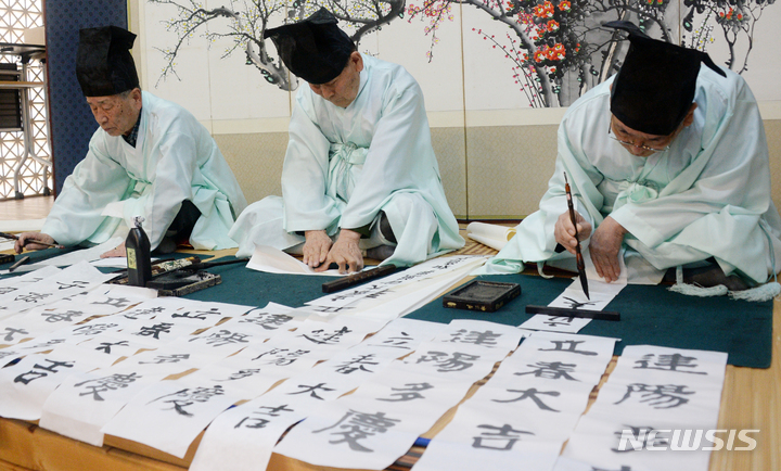 [전주=뉴시스] 김얼 기자 = 24절기 중 첫 번째 절기인 입춘(立春)을 이틀 앞둔 2일 전북 전주시 완판본문화관에서 유림들이 입춘첩을 만들고 있다. 2023.02.02. pmkeul@newsis.com