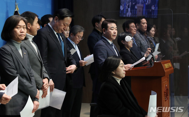 [서울=뉴시스] 추상철 기자 = 국회예산결산특별위원회 더불어민주당 의원들이 2일 오후 서울 여의도 국회에서 '에너지고물가, 경제위기 대응 추경 편성' 촉구 기자회견을 하고 있다. 2023.02.02. scchoo@newsis.com