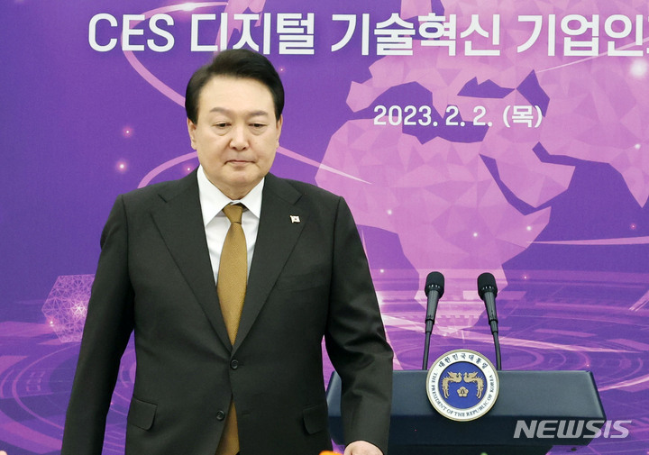 [서울=뉴시스] 홍효식 기자 = 윤석열 대통령이 지난 2일 서울 용산 대통령실 청사에서 열린 국제전자제품박람회(CES) 디지털 기술혁신 기업인과의 오찬 간담회에서 발언을 마친 뒤 자리로 향하고 있다. (대통령실통신사진기자단) 2023.02.02. yesphoto@newsis.com