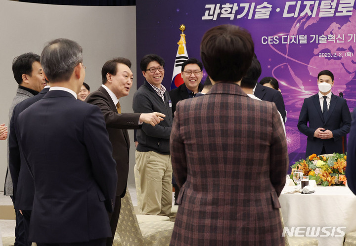 [서울=뉴시스] 홍효식 기자 = 윤석열 대통령이 2일 서울 용산 대통령실 청사에서 열린 국제전자제품박람회(CES) 디지털 기술혁신 기업인과의 오찬 간담회에 입장하며 참석자들과 인사하고 있다. (대통령실통신사진기자단) 2023.02.02. yesphoto@newsis.com