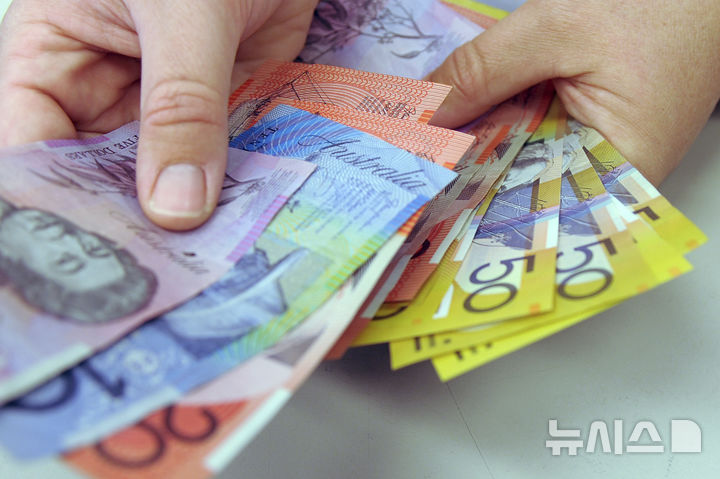 [캔버라=AP/뉴시스] 호주 캔버라에서 호주 지폐를 계수하고 있다. *기사 본문과는 무관한 사진. 2009.05.01.