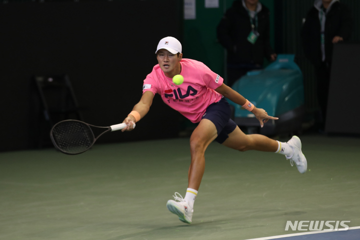 [서울=뉴시스] 고승민 기자 = 2회 연속 데이비스컵 본선 진출에 도전하는 대한민국&nbsp; 남자 테니스 대표팀이 2일 서울 올림픽공원 실내테니스경기장에서 훈련을 하고 있다. 2023.02.02. kkssmm99@newsis.com