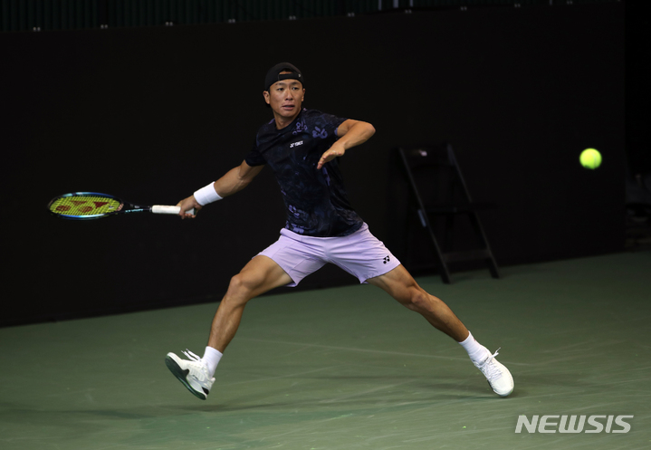 [서울=뉴시스] 고승민 기자 = 2회 연속 데이비스컵 본선 진출에 도전하는 대한민국&nbsp; 남자 테니스 대표팀 홍성찬이 2일 서울 올림픽공원 실내테니스경기장에서 훈련을 하고 있다. 2023.02.02. kkssmm99@newsis.com