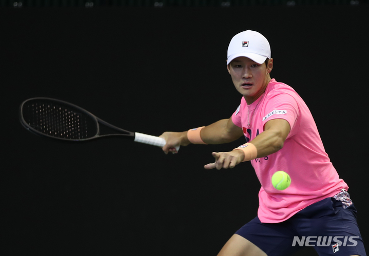 [서울=뉴시스] 고승민 기자 = 2회 연속 데이비스컵 본선 진출에 도전하는 대한민국&nbsp; 남자 테니스 대표팀이 2일 서울 올림픽공원 실내테니스경기장에서 훈련을 하고 있다. 2023.02.02. kkssmm99@newsis.com