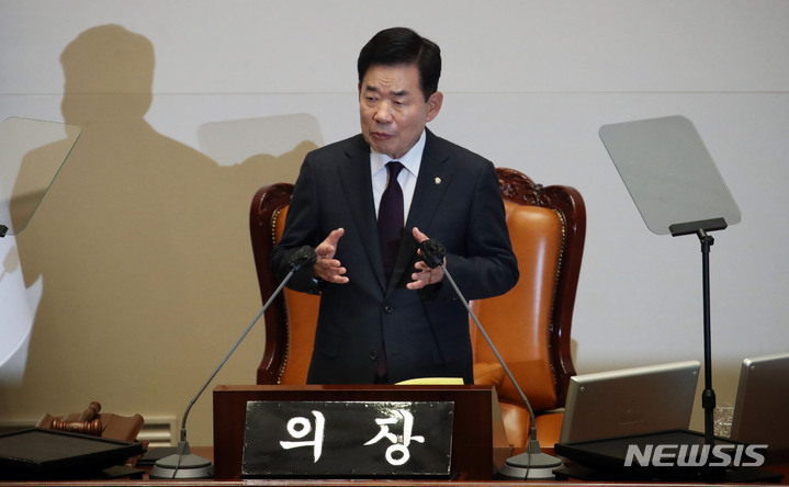 [서울=뉴시스] 고범준 기자 = 김진표 국회의장이 지난 2일 오후 서울 여의도 국회에서 열린 제403회국회(임시회) 개회식에서 개회사를 하고 있다. 2023.02.02. bjko@newsis.com