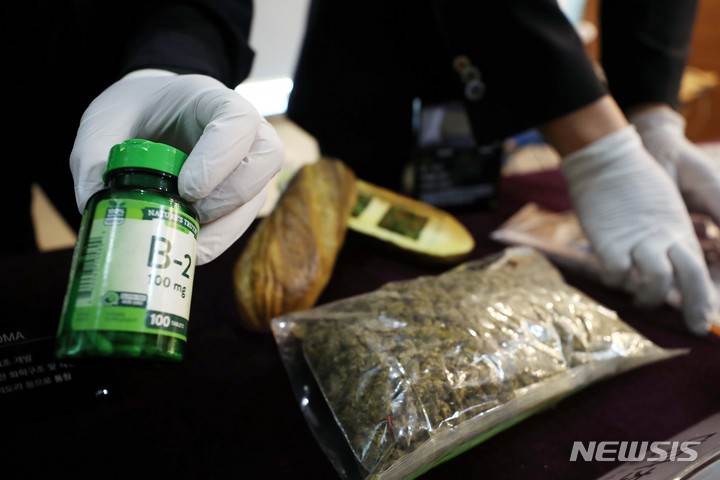 [서울=뉴시스] 조성봉 기자 = 2일 오후 서울 강남구 서울세관에서 열린 관세청 2022년 마약밀수 단속 결과 및 2023년 마약밀수 단속 대책 언론브리핑에서 관세청 관계자들이 마약(대마, 대마카트리지)과 은닉도구를 선보이고 있다. 2023.02.02. suncho21@newsis.com