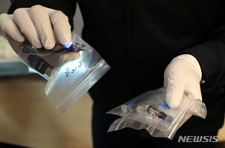 [서울=뉴시스] 조성봉 기자 = 지난달 2일 오후 서울 강남구 서울세관에서 열린 관세청 2022년 마약밀수 단속 결과 및 2023년 마약밀수 단속 대책 언론브리핑에서 관세청 관계자들이 마약(대마, 대마카트리지)과 은닉도구를 선보이고 있다. 2023.02.02. suncho21@newsis.com <사진은 기사 내용과 직접적인 관련이 없음>