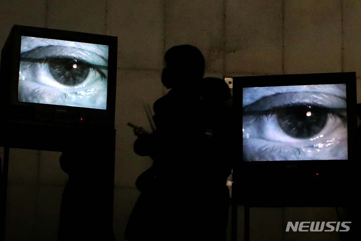 [서울=뉴시스] 박진희 기자 = 국립현대미술관(MMCA)은 독일 카를스루에 예술미디어센터(ZKM, Center for Art and Media)와 공동 기획한 교류전 '페터 바이벨: 인지 행위로서의 예술' 언론 공개 행사를 2일 서울 종로구 국립현대미술관 서울관에서 열고 미디어 작품 '비디오 루미나'를 소개하고 있다.&nbsp; 2023.02.02. pak7130@newsis.com