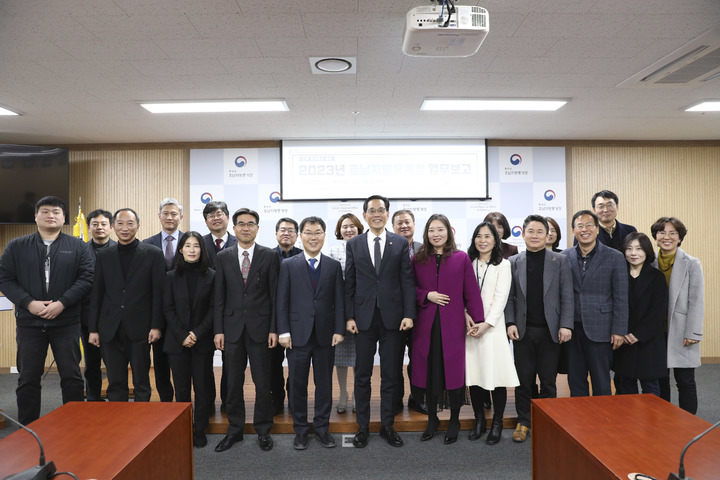 [서울=뉴시스] 정병혁 기자 = 한훈 통계청장이&nbsp; 2일 광주통합청사 호남지방통계청을 방문해 업무보고를 받은 뒤 직원들과 함께 기념촬영을 하고 있다.(사진=통계청 제공) 2023.02.02. photo@newsis.com *재판매 및 DB 금지