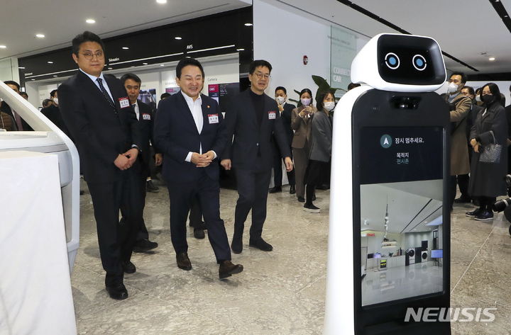 [서울=뉴시스] 최진석 기자 = 스마트플러스빌딩 얼라이언스 공동위원장인 원희룡 국토교통부 장관이 2일 오후 서울 강서구 LG 사이언스파크 이노베이션 갤러리에서 열린 '스마트플러스빌딩 얼라이언스 출범식'에 인공지능 로봇의 안내를 받아 전시존으로 이동하고 있다. 2023.02.02. myjs@newsis.com