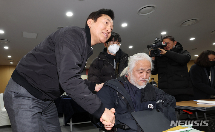 [서울=뉴시스] 김금보 기자 = 오세훈 서울시장이 2일 서울 중구 서울시청에서 열린 전국장애인차별철폐연대 간담회를 마치고 박경석 대표와 인사하고 있다. (공동취재사진) 2023.02.02. photo@newsis.com